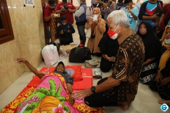 Gubernur Ganjar Pranowo Cek Penanganan Banjir Rob Di Pekalongan Dan Kunjungi Para Pengungsi